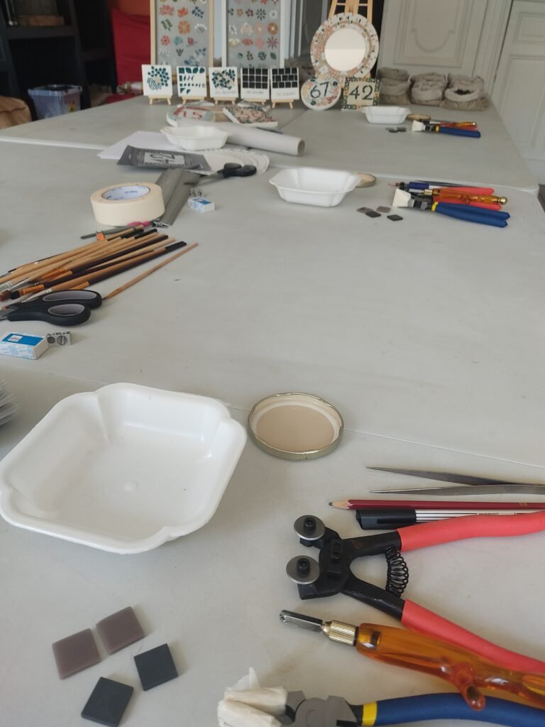 divers outils pour réaliser de la mosaïque posés sur une table
