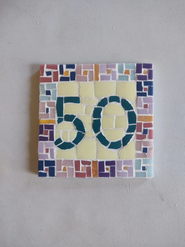 Numéro de maison 50 en mosaïque